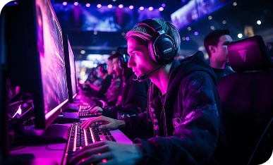Een geconcentreerde gamer met een koptelefoon op neemt deel aan een gamingevenement, omringd door oplichtende schermen en levendige paarse verlichting, wat een gevoel van intensiteit en opwinding uitstraalt.